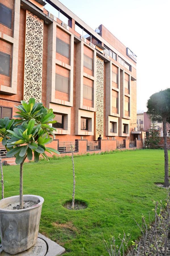 The Dwelling Inn Greater Noida Exterior photo