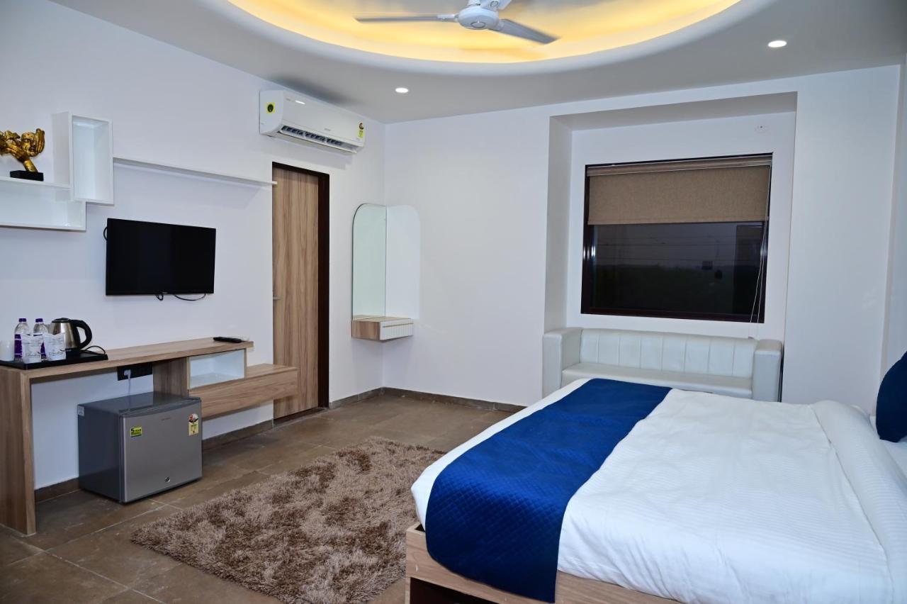 The Dwelling Inn Greater Noida Exterior photo